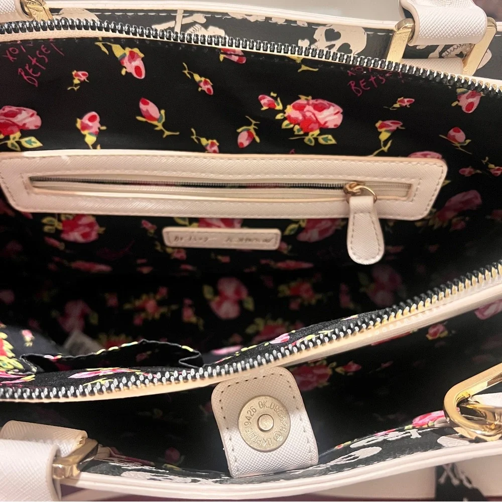 White Skull Embossed Handbag - Picture 5 of 13